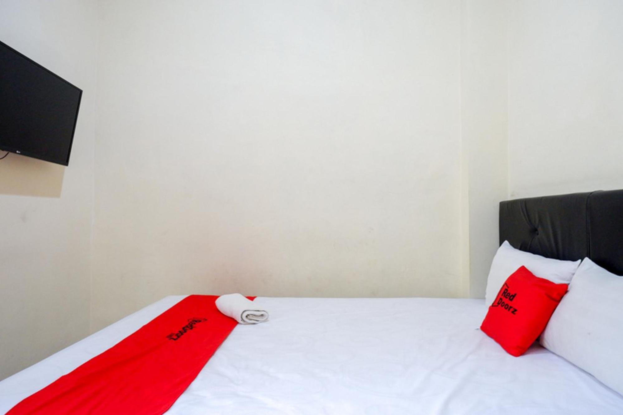 Hotel RedDoorz Syariah near Purwosari Train Station Solo Zewnętrze zdjęcie