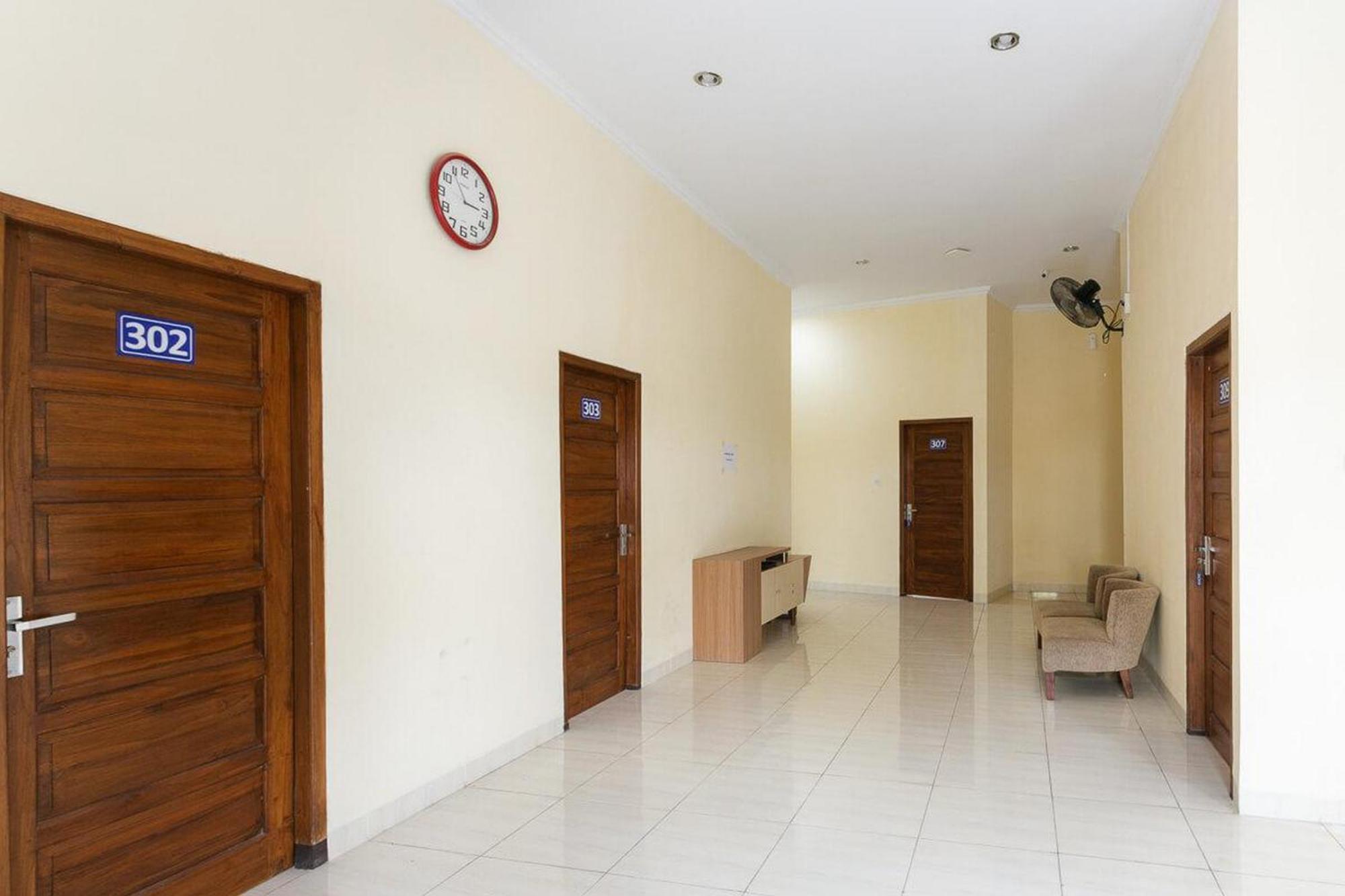 Hotel RedDoorz Syariah near Purwosari Train Station Solo Zewnętrze zdjęcie