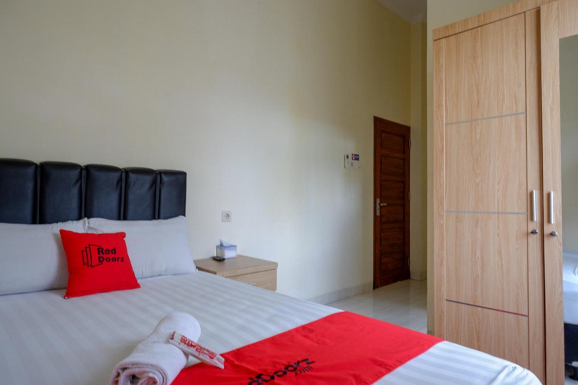 Hotel RedDoorz Syariah near Purwosari Train Station Solo Zewnętrze zdjęcie