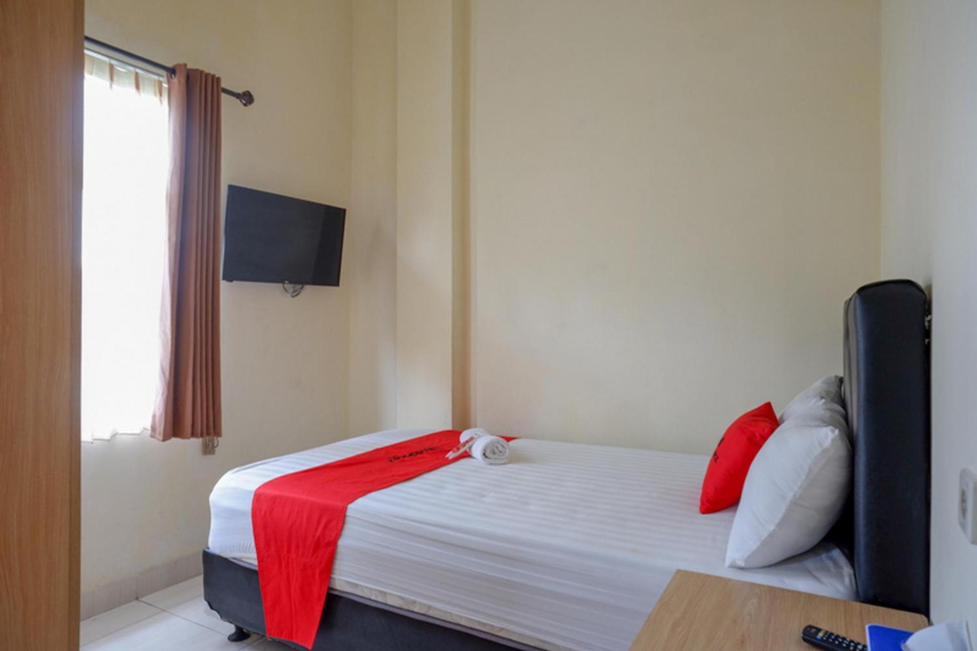 Hotel RedDoorz Syariah near Purwosari Train Station Solo Zewnętrze zdjęcie