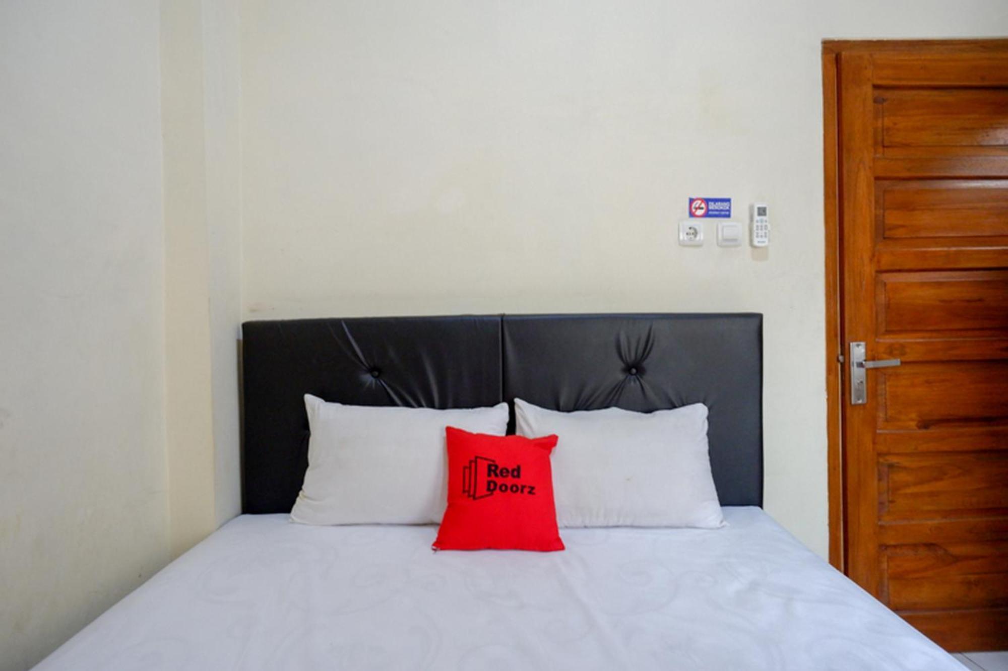 Hotel RedDoorz Syariah near Purwosari Train Station Solo Zewnętrze zdjęcie