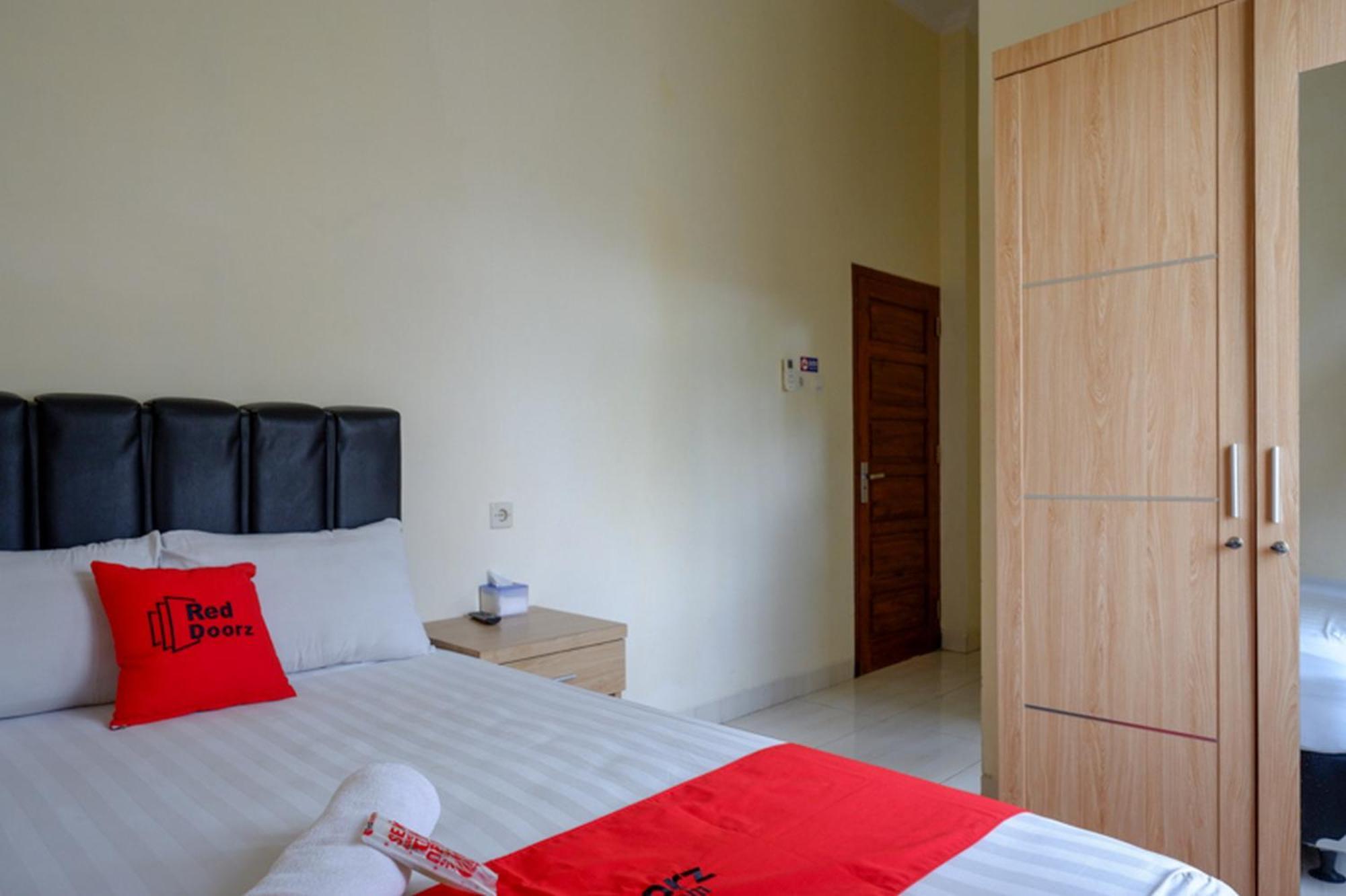 Hotel RedDoorz Syariah near Purwosari Train Station Solo Zewnętrze zdjęcie
