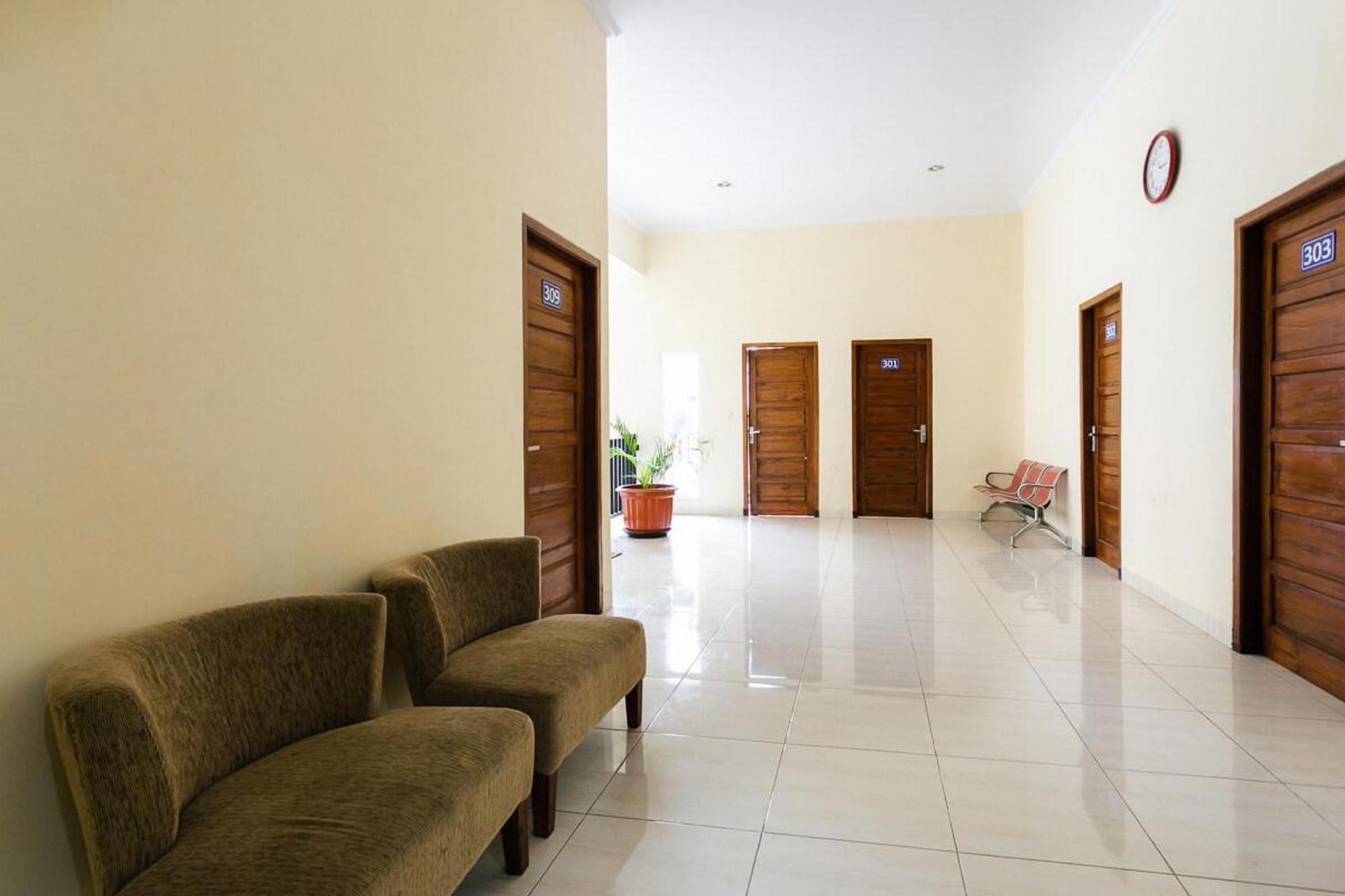 Hotel RedDoorz Syariah near Purwosari Train Station Solo Zewnętrze zdjęcie