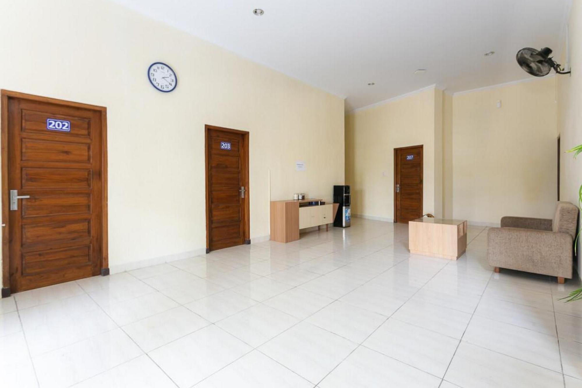 Hotel RedDoorz Syariah near Purwosari Train Station Solo Zewnętrze zdjęcie
