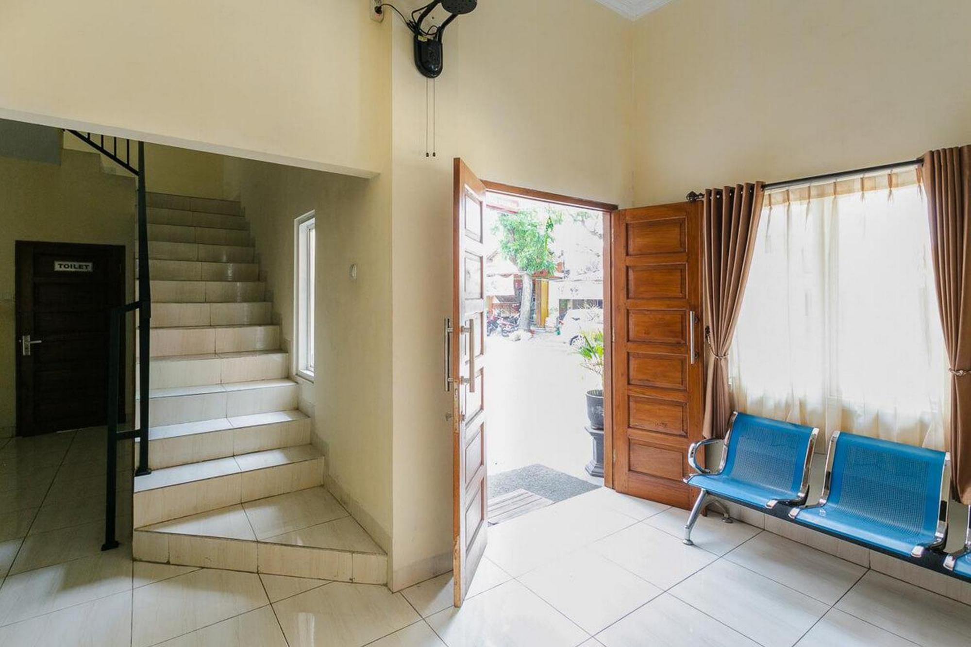 Hotel RedDoorz Syariah near Purwosari Train Station Solo Zewnętrze zdjęcie