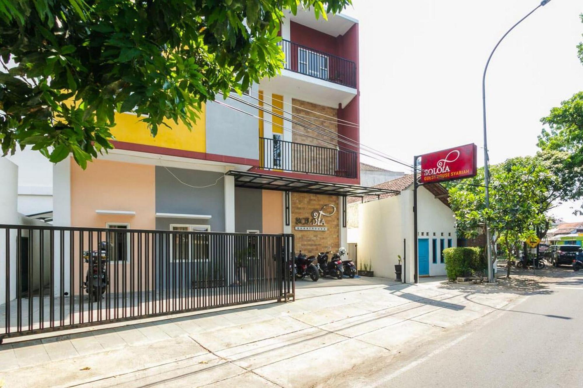Hotel RedDoorz Syariah near Purwosari Train Station Solo Zewnętrze zdjęcie
